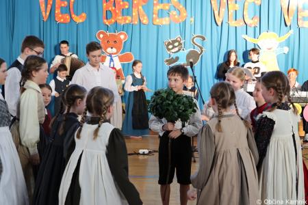 Otroci Osnovne šole Marije Vere so pozdravili pomlad in se spomnili knjižnih junakov (69)